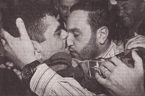 hezbotradekissing.jpg